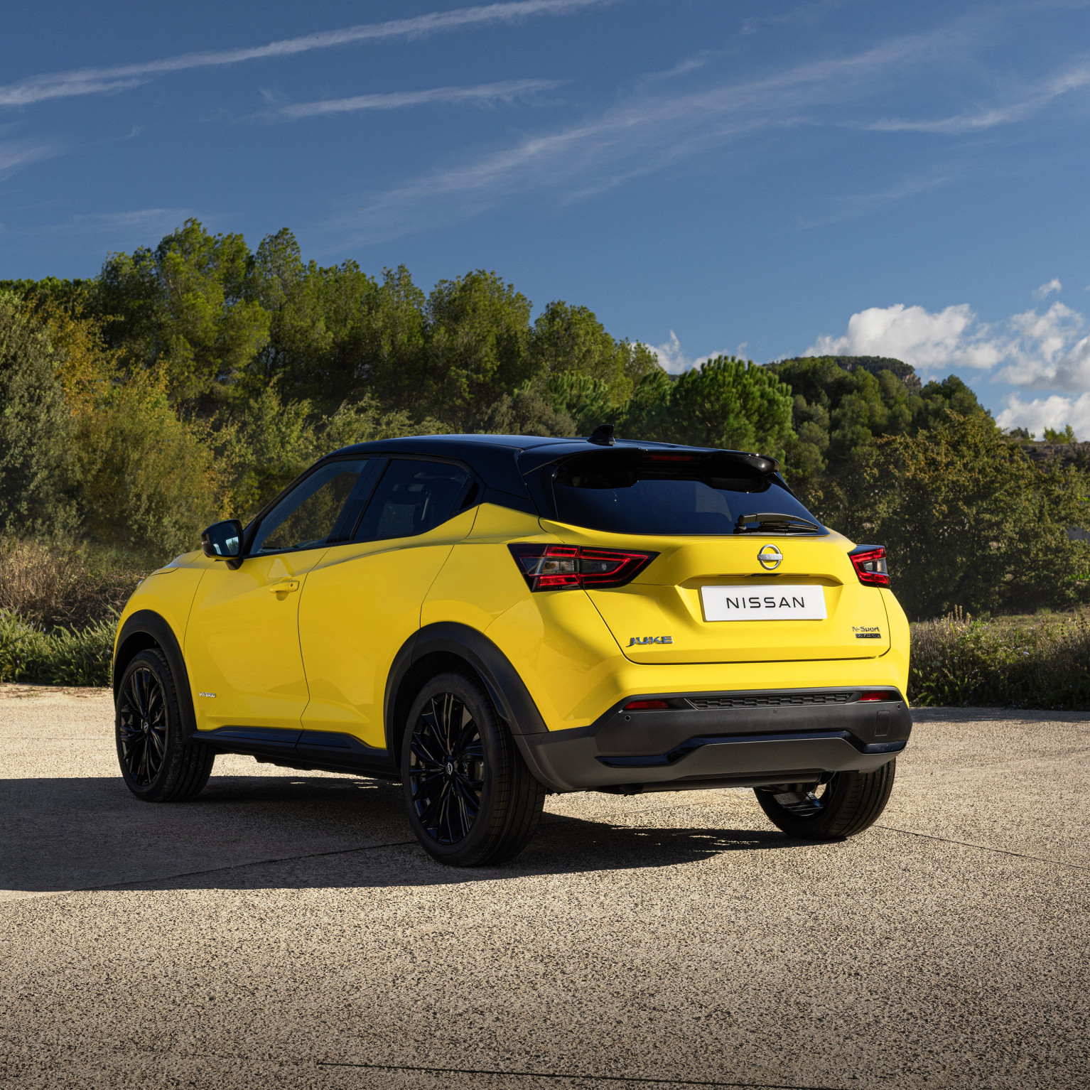 JUKE MC 2024 Exterior   iconic yellow body color N Sport rear side view natural light