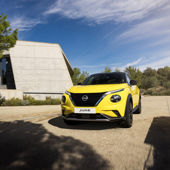 JUKE MC 2024 exterior iconic yellow body color N Sport dynamic front view slanted