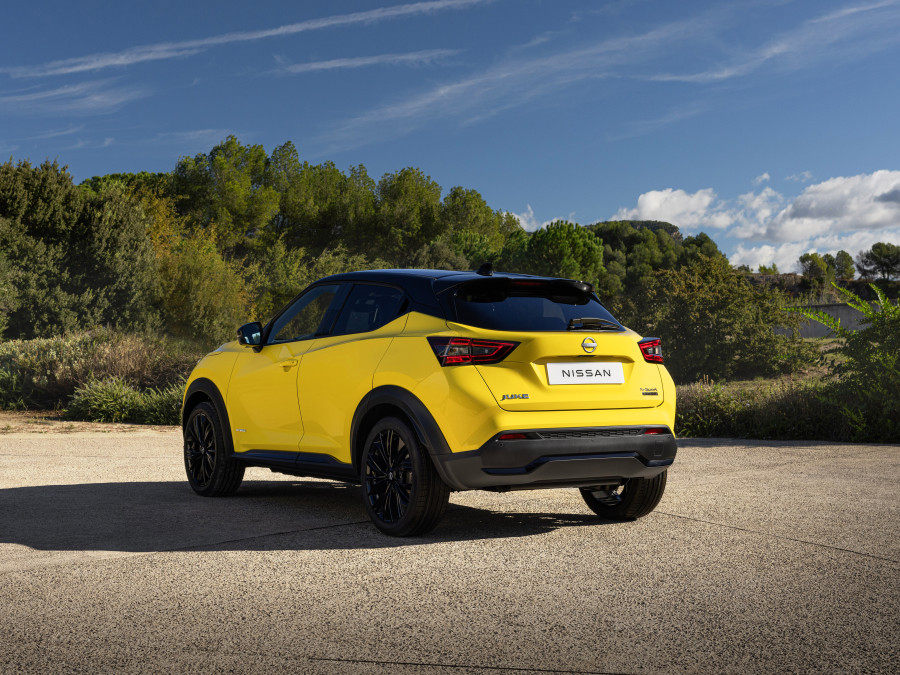 JUKE MC 2024 Exterior   iconic yellow body color N Sport rear side view natural light