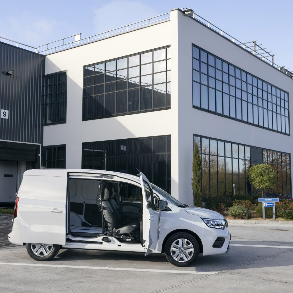 10 Renault vernieuwt elektrisch bedrijfswagenaanbod met nieuwe Kangoo en Master E Tech electric kopie