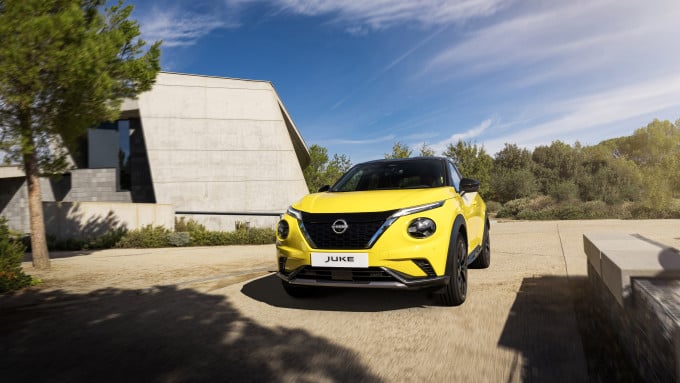 JUKE MC 2024 exterior iconic yellow body color N Sport dynamic front view slanted