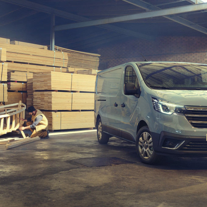 01 Nieuwe Renault Trafic nu in de showroom